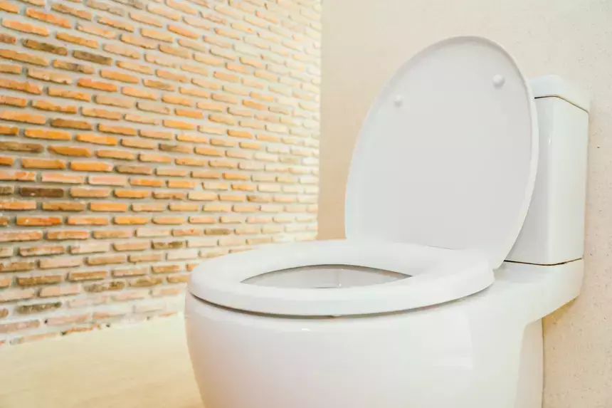 Унитаз упал со второго этажа на 11-летнюю ученицу школы в Амурской области