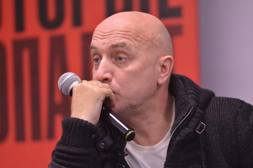 47-летний писатель Захар Прилепин учится сидеть и ходить после сложных операций