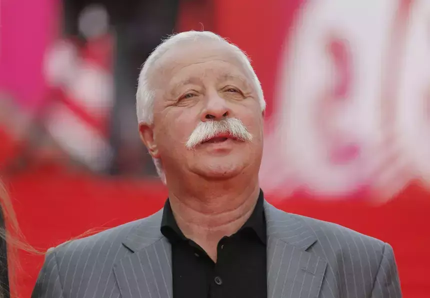 Леонид Якубович объяснил, почему никогда не смотрел шоу «Поле чудес» и запретил это своим детям