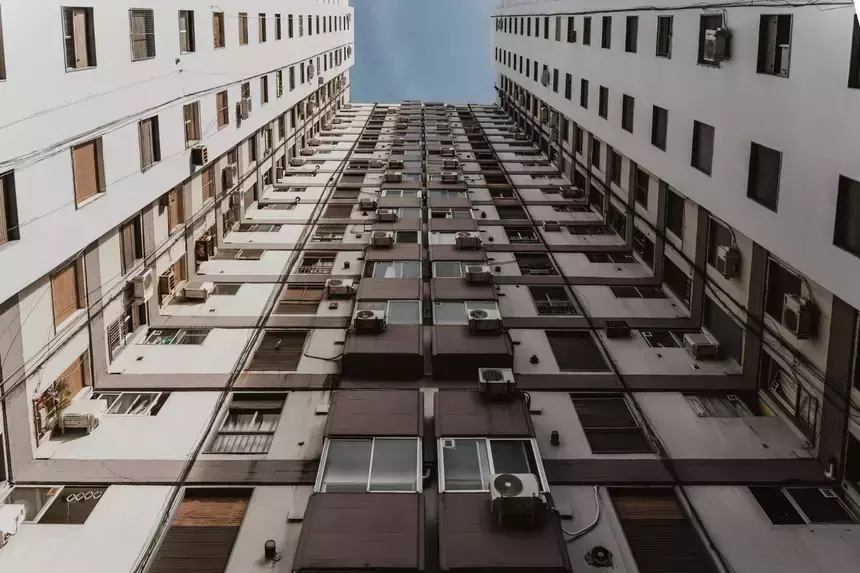 Сорвался с 11 этажа: 15-летний подросток погиб при мытье окон на юге Москвы