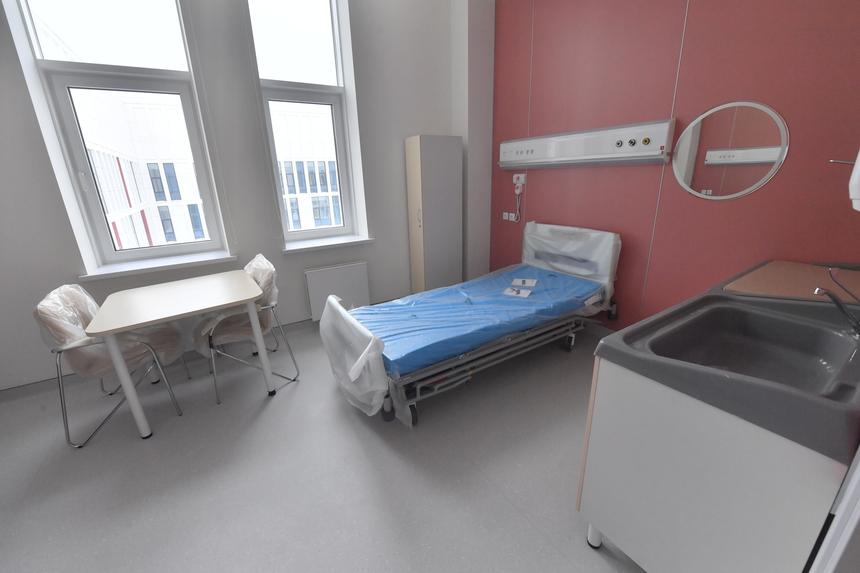 Медики обследуют печень: Романа Костомарова оставляют в «Коммунарке» на долгие месяцы