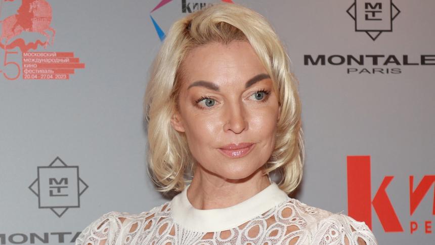 Отказавшаяся от алкоголя балерина Анастасия Волочкова сорвалась и вновь начала пить