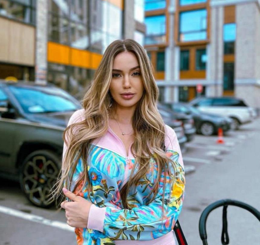 Модель Анастасия Костенко потратила 2 миллиона рублей на пластику груди