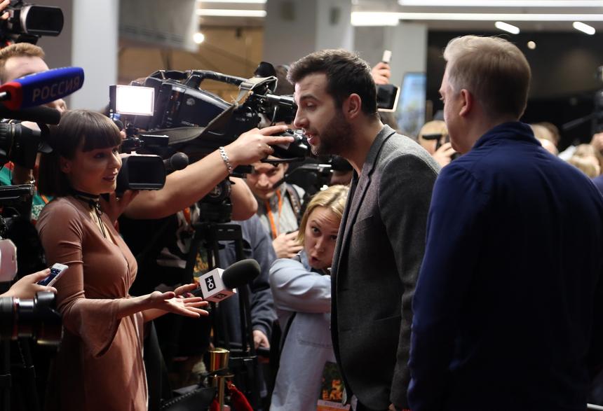 Стал похож на дедушку: 45-летний Иван Ургант напугал поклонников внешним видом