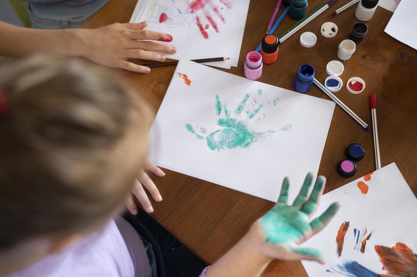 Слезла кожа с пальцев: 8-летняя девочка получила ожог, пытаясь сделать слепок руки в гипсе