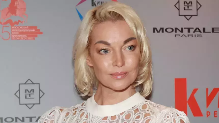 Балерина Анастасия Волочкова считает, что ее не пустили на выпускной дочери из-за заговора