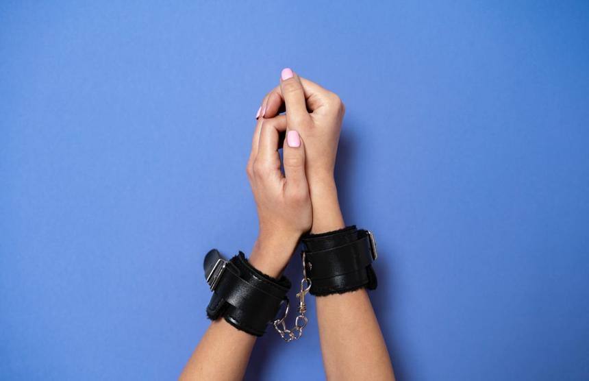 Футболки вместо масок: банда подростков ограбила секс-шоп на Урале