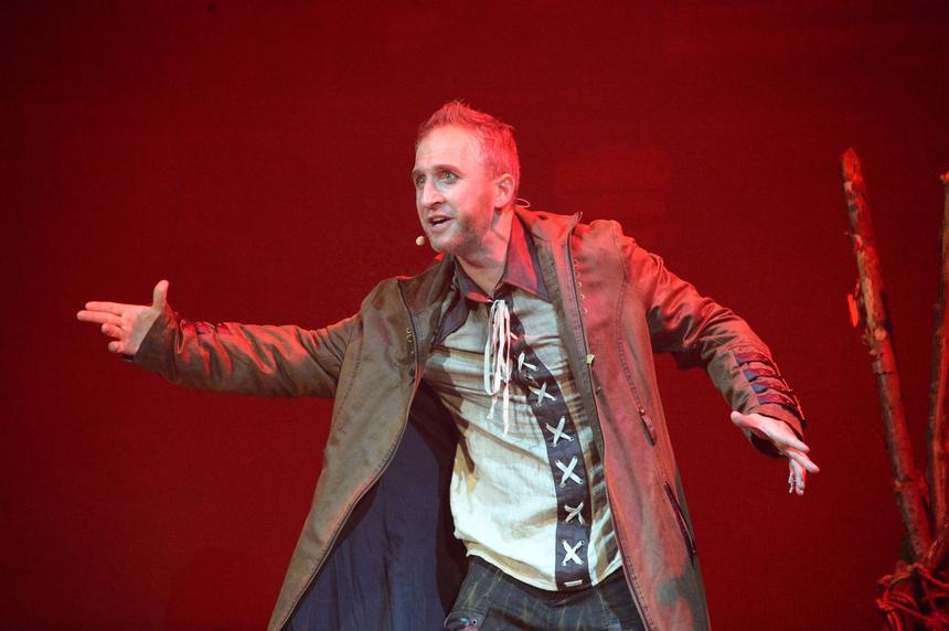 «Безумная Вайкуле»: Оскар Кучера негативно высказался об уехавшей певице