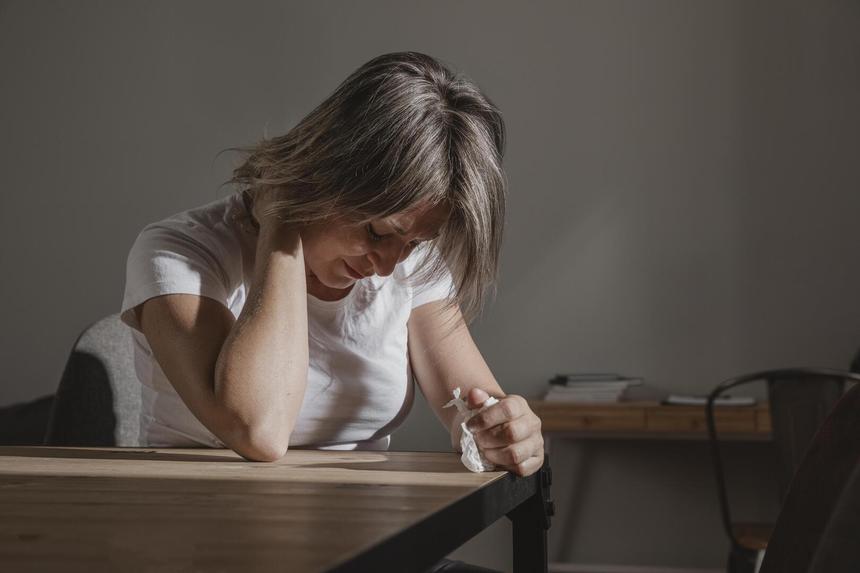 «Пнула ее ногами в грудь»: в Волжском пенсионерка насмерть забила родную мать