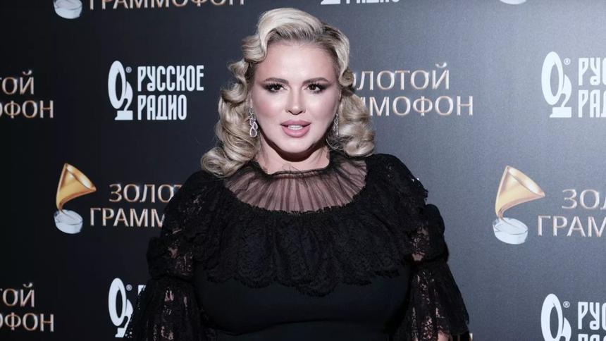 45-летняя Анна Семенович показала снимок в купальнике без фотошопа и подверглась критике