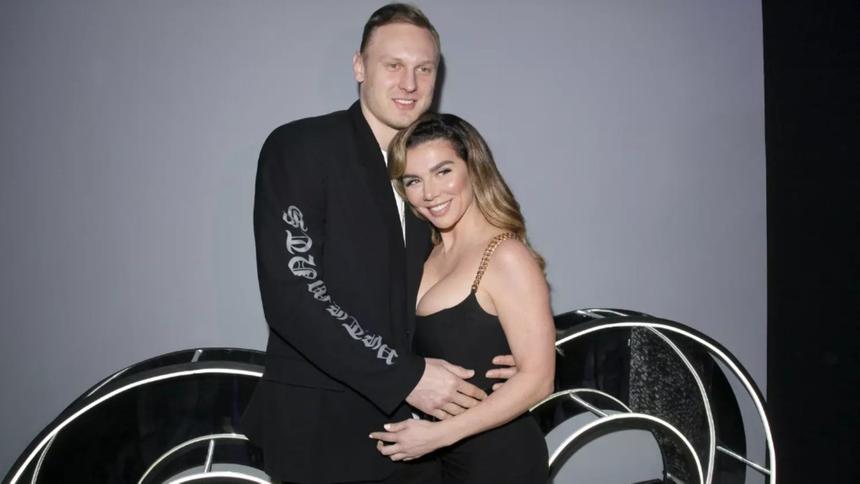 «Тот еще подарочек»: Анну Седокову поздравляют с беременностью