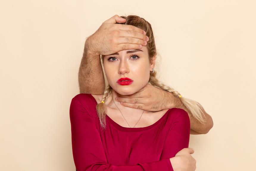 В Иркутской области мужчина задушил приятельницу ее собственными руками