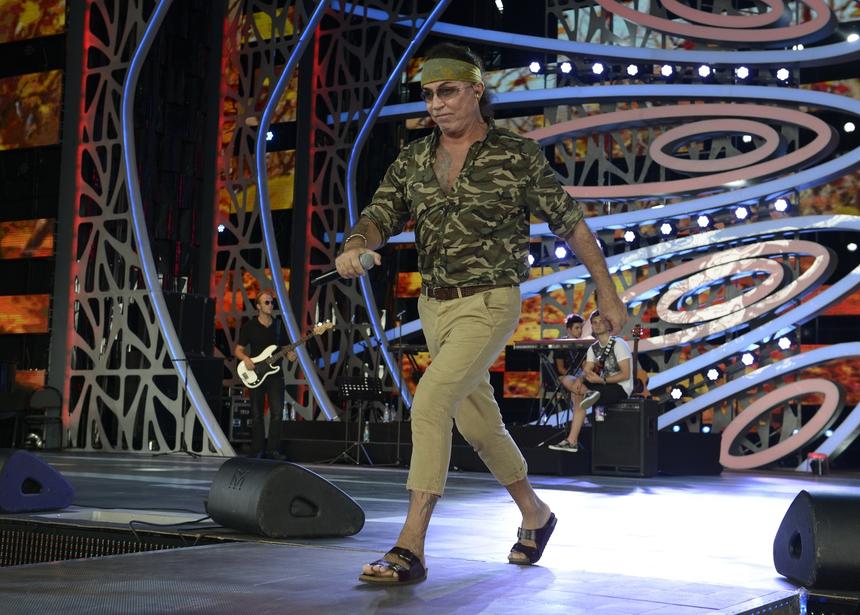 «Сейчас у него нет планов»: директор Валерия Леонтьева ответил на слухи, что певцу прооперировали глаза и ноги