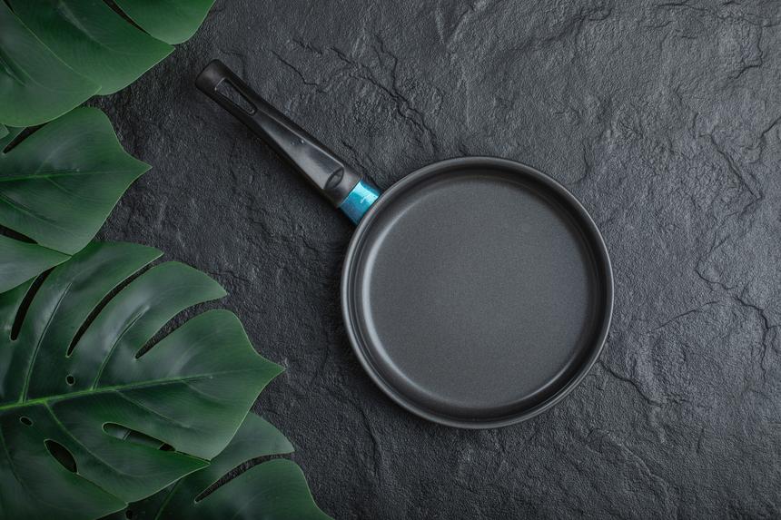 В Новосибирске обнаженная женщина избила на балконе сковородой 40-летнего сожителя