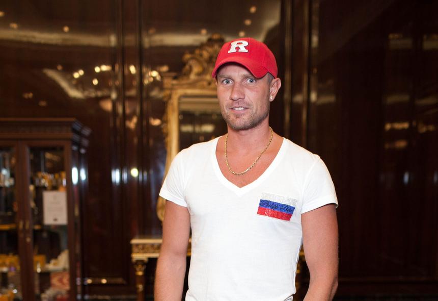 Роман Костомаров сравнил себя с женщиной после родов на новом видео из спортзала