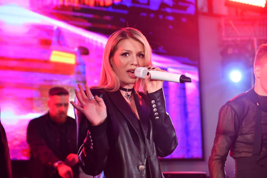 Частный самолет и террариум с удавом: райдер Люси Чеботиной удивил всех