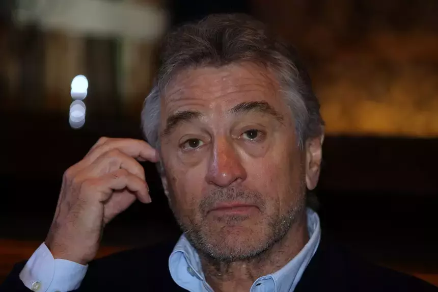 «Потеряла все функции лица»: у избранницы Роберта Де Ниро начался паралич после родов