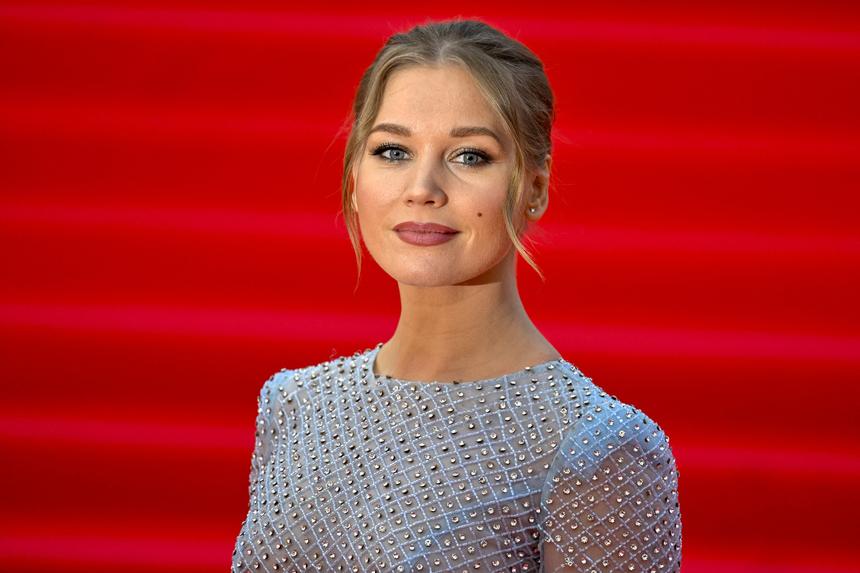 Увезла дочку подальше от Харламова: Кристина Асмус сняла роскошный дом за границей