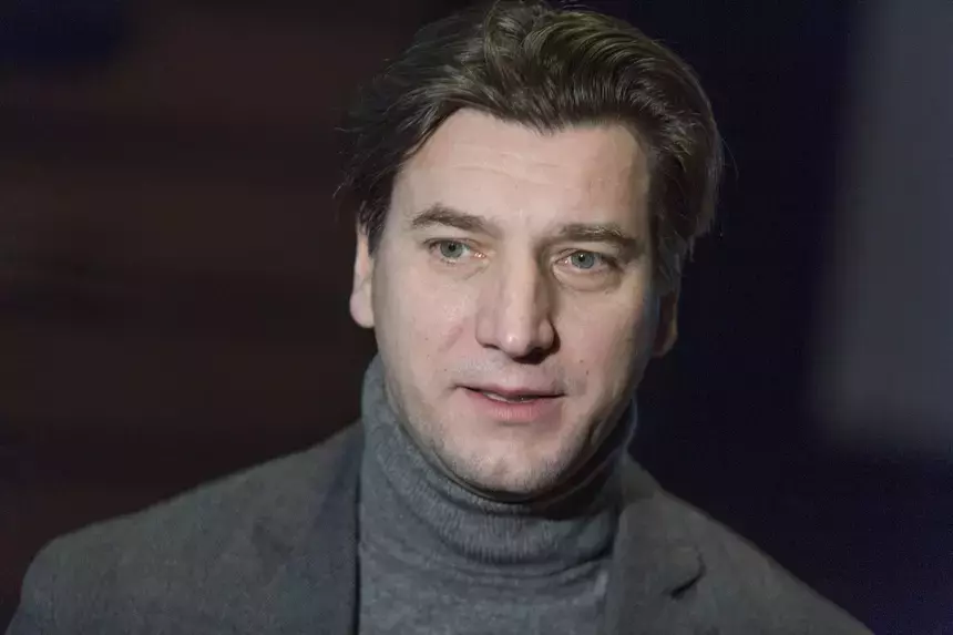 Актер Александр Устюгов рассказал, почему в детстве ждал отключения горячей воды