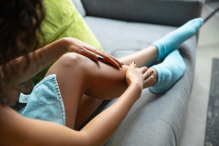 Жительница Британии перенесла ампутацию ноги из-за рака и назвала первый симптом болезни