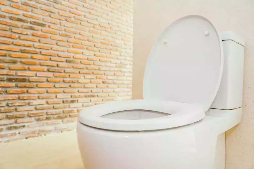 Лежал с окровавленной головой: девушка ударила парня крышкой от бачка унитаза во время ссоры