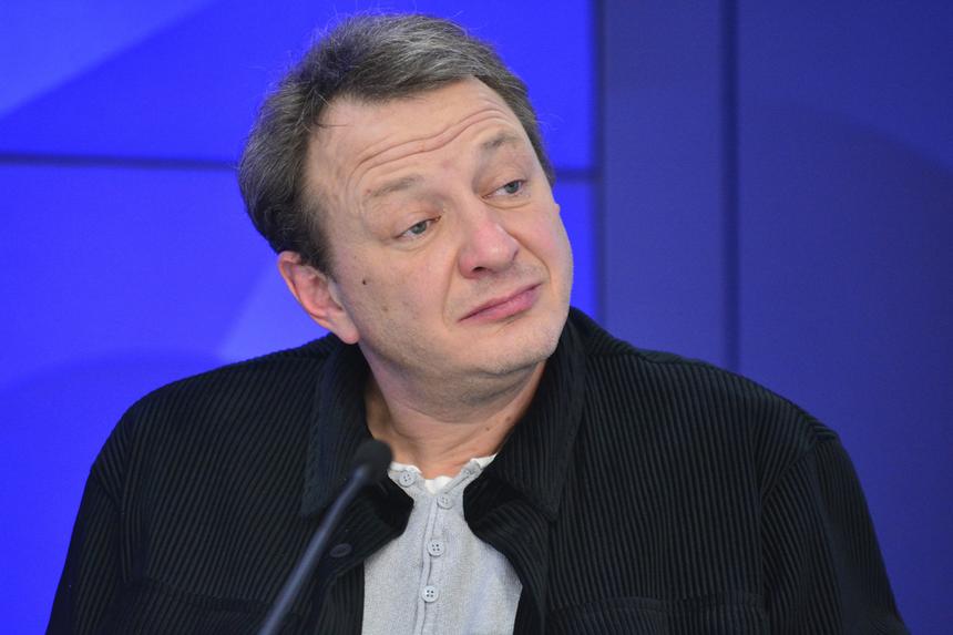 Похожа на первую жену: Марат Башаров появился с новой спутницей и отказался позировать репортерам