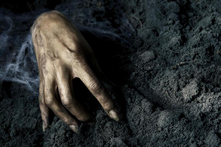 Рецидивисты-приятели избили до смерти женщину во время застолья и закопали труп у дома