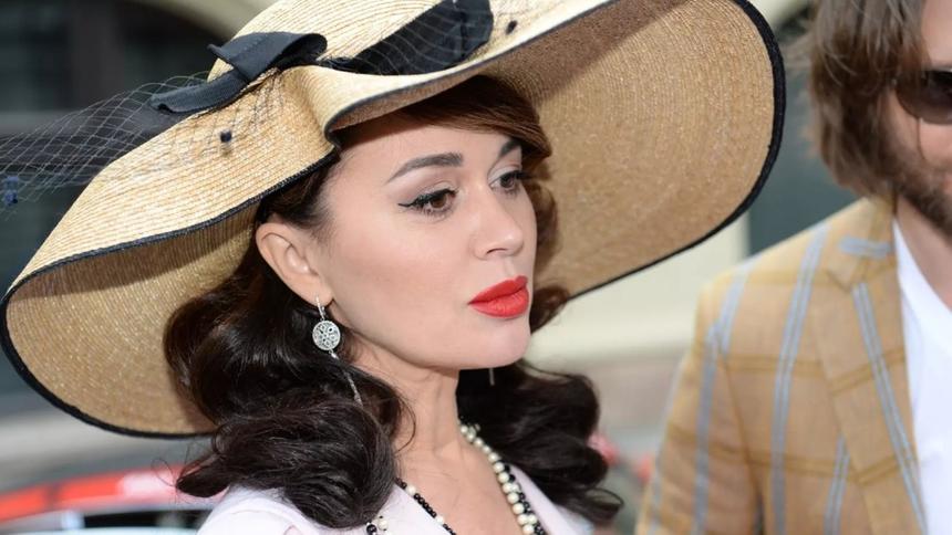 Погрязшая в долгах перед налоговой Анастасия Заворотнюк осталась без денег