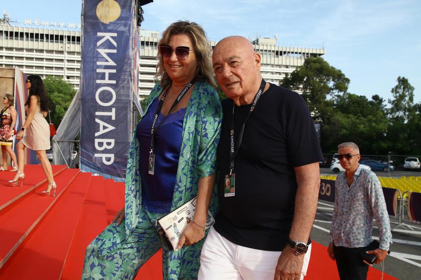 Исчезнувшего Владимира Познера заметили на итальянском курорте в мятой рубашке