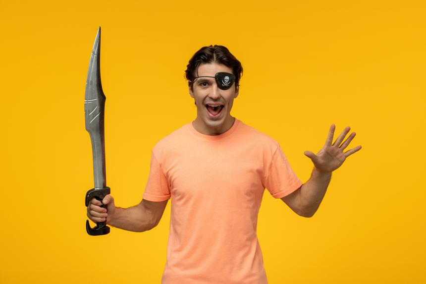 Размахивающий саблей москвич случайно ранил мать во время конфликта с соседом