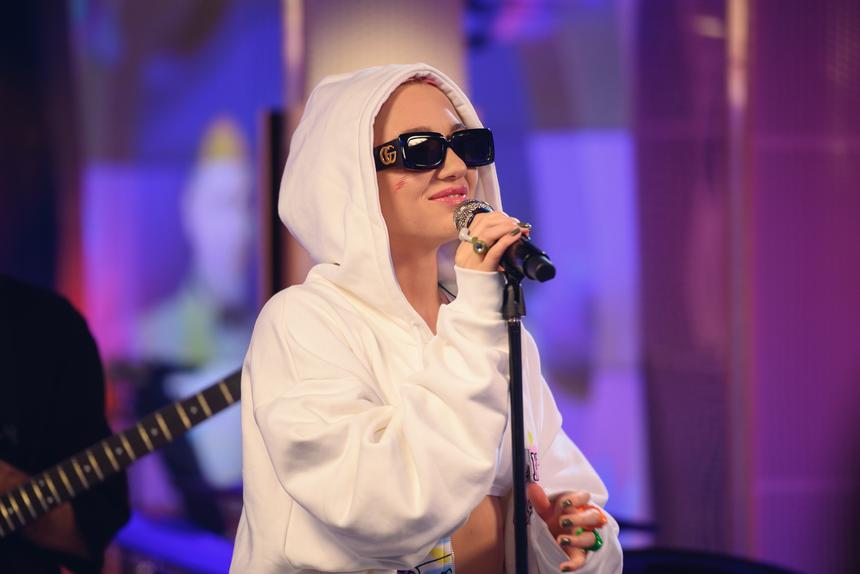 Певица Mia Boyka рассказала, как побрилась налысо ради клипа и открыла онлайн-лагерь