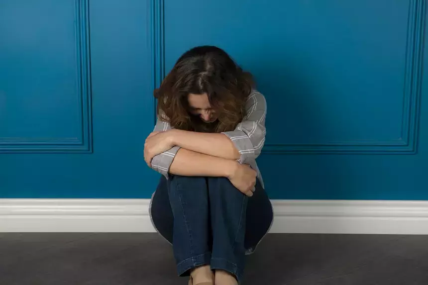 «Ноги ничего не чувствуют»: родные рассказали о состоянии спрыгнувшей из окна от насильника школьницы