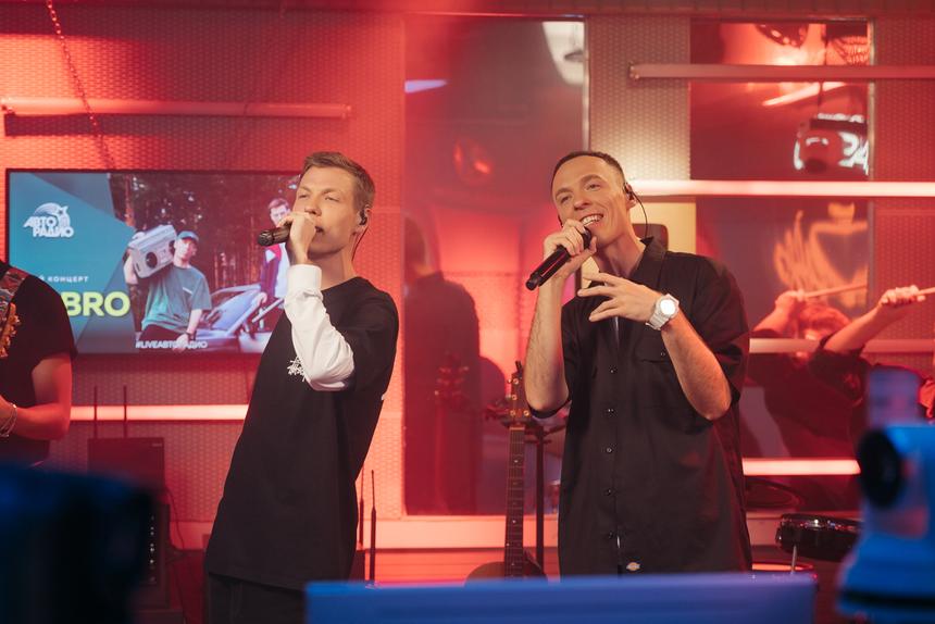 Солисты Dabro рассказали, как их юный фанат заставил петь всю площадь на Камчатке