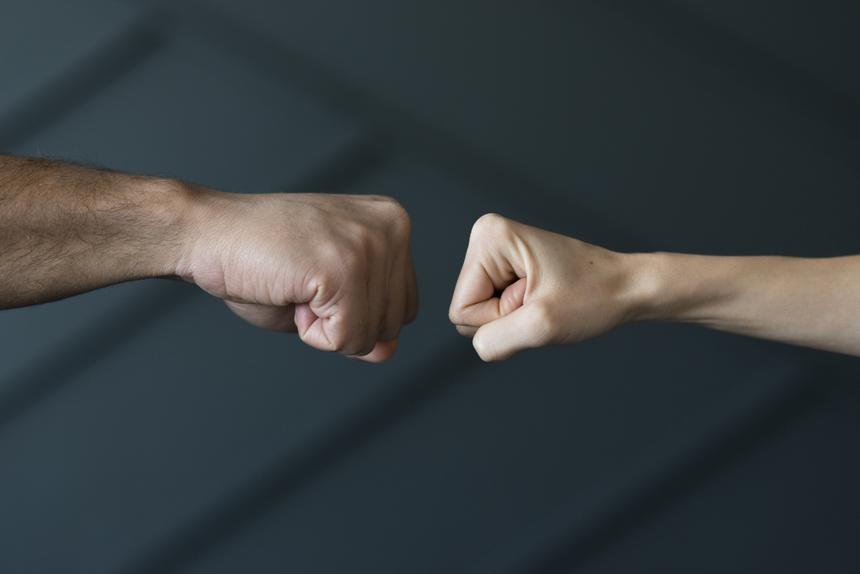 Разрыв селезенки, перелом ребер, куча гематом: подростки дерзко попросили сигарету у мужчины и избили его