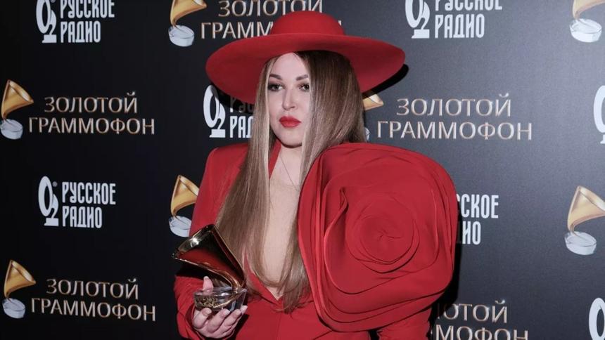 Певица Ирина Дубцова рухнула на сцене во время концерта в Сочи