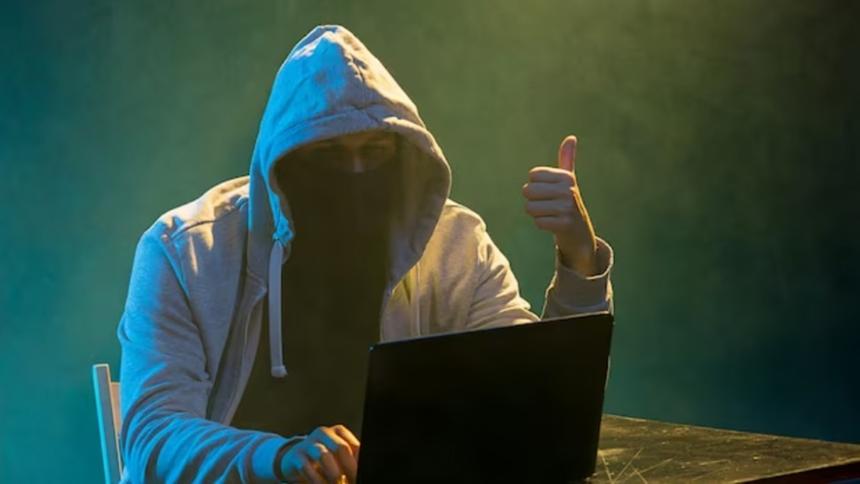 Челябинские мошенники дважды обманули старушку и заставили работать их курьером