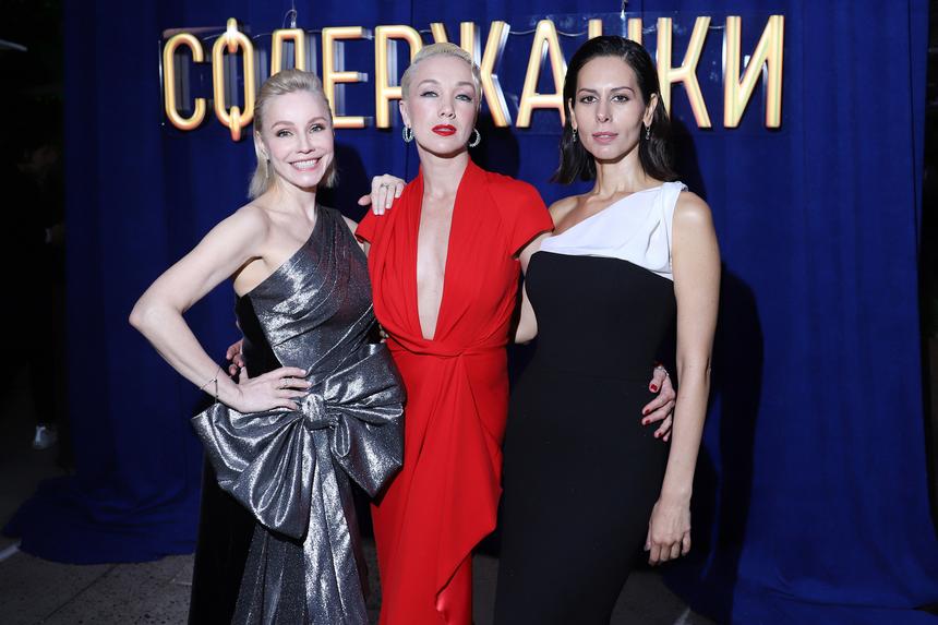 Одна и в коротких шортах: 39-летняя актриса Дарья Мороз предстала на мероприятии в дерзком образе