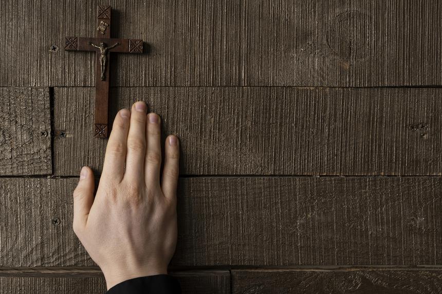 Поможет только Богородица: священник предложил вернуть отключенную горячую воду молитвой