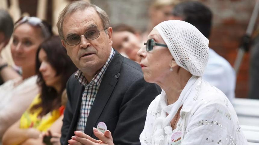 Убитый горем сын Глеба Панфилова расплакался у гроба отца