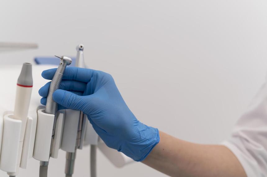 Бесплатный осмотр в стоматологии обошелся пенсионеру почти в 300 тысяч рублей