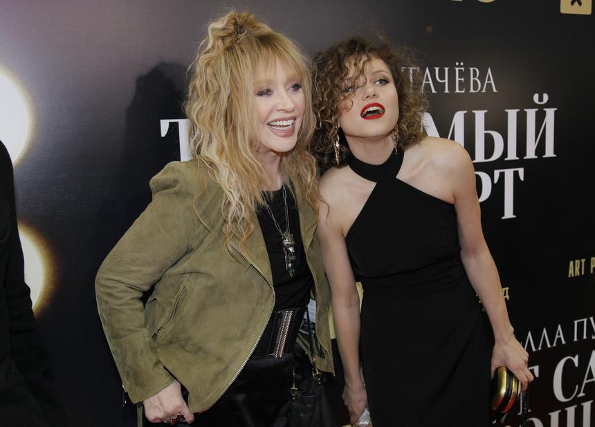 Не сможет перемещаться из страны в страну: юрист рассказал, что ждет Пугачеву если она не погасит долг