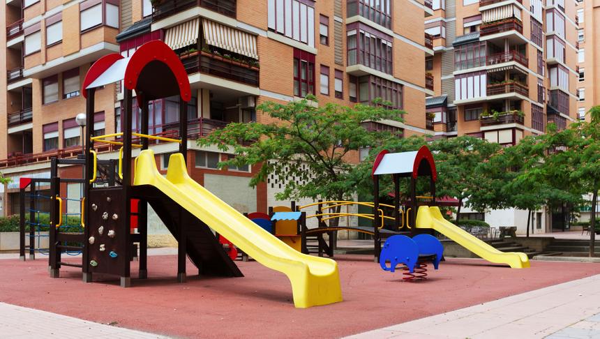 В Подмосковье учительница физкультуры побила ребенка ногами на детской площадке