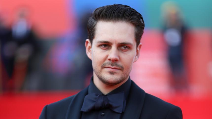 Звезда «Холопа» Милош Бикович кардинально сменил имидж