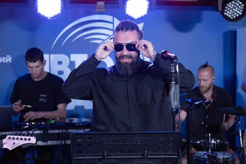 Певец Гарик Burito рассказал о творчестве, совместной работе с женой и профессии спасателя