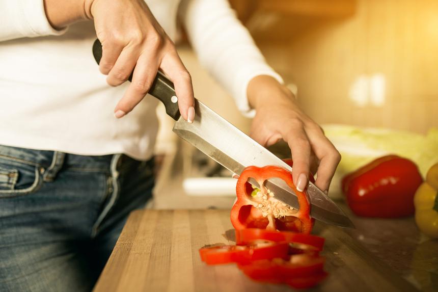 Мужчина сказал жене в декрете прекратить вечеринку и получил два ножевых ранения