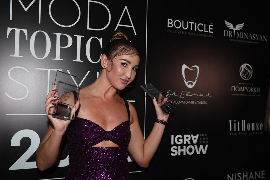 Показала себя настоящую: Ольга Бузова объяснила свои танцы на столе с флагом России