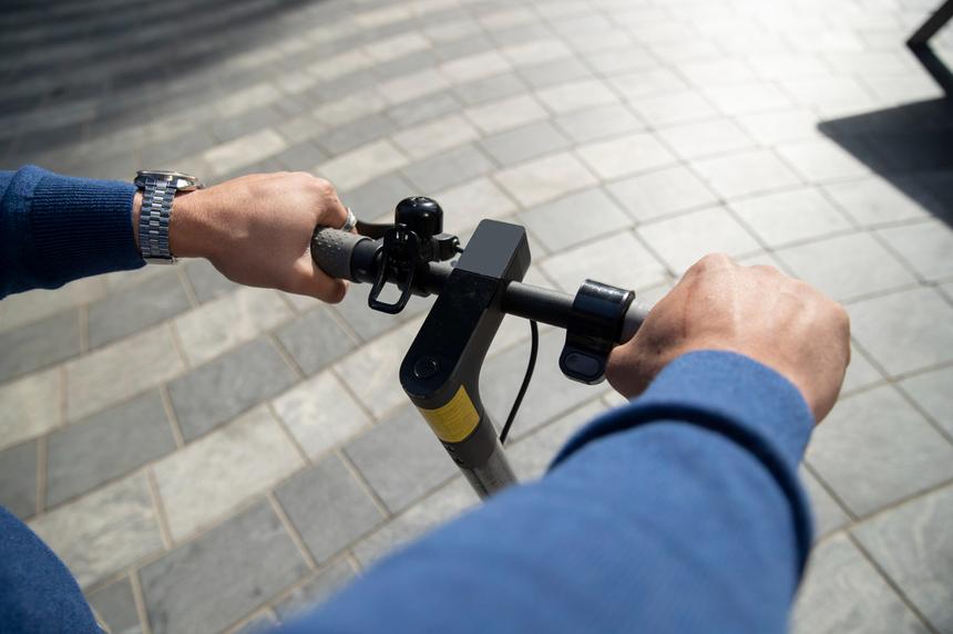 Сгоревшая квартира и страшные ожоги: раскрыты последствия взрыва электросамоката, поставленного заряжаться от сети