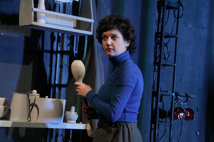 Задержанная с наркотиками российская актриса Искандер собирала деньги матери