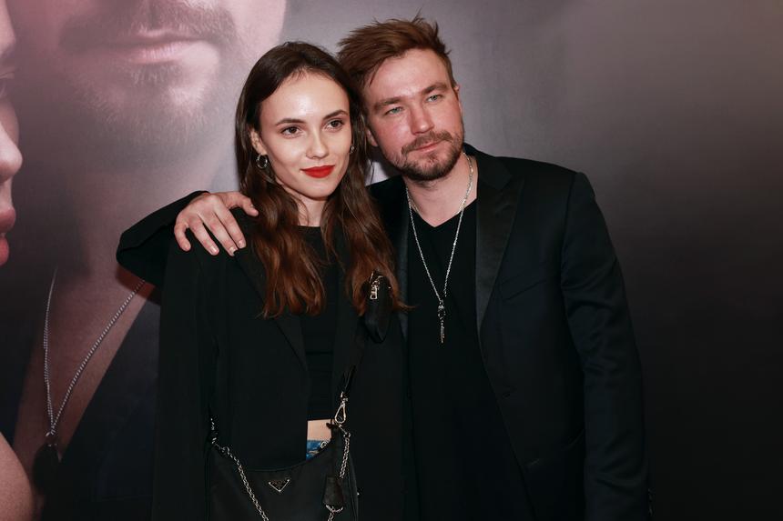 Александр Петров расстался со Стасей Милославской и женился на случайной прохожей