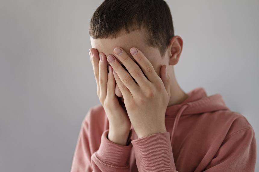 Стал жертвой несовершеннолетнего «маньяка»: мальчика изнасиловали в туалете школы-интерната